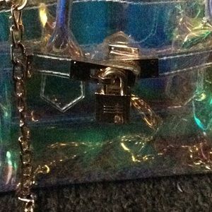 Meet your Posher, Tenia